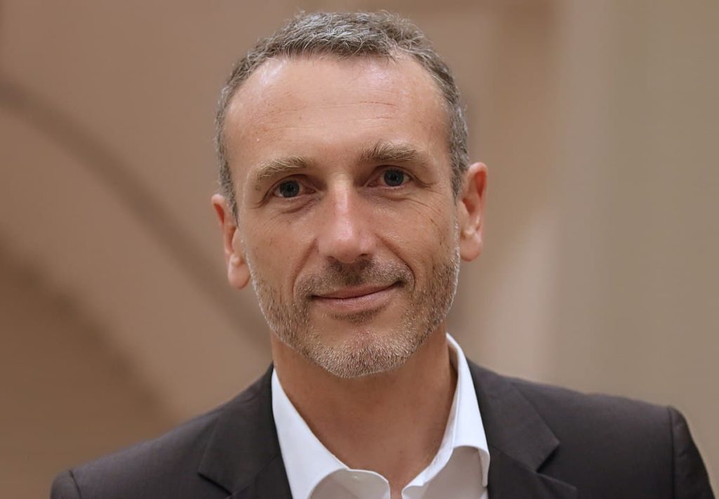 Faber-largeur-et-libre-de-droits